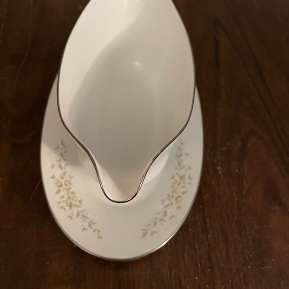 Crown Victoria - Carolyn - Gravy boat with attached underplate - Picture 4 of 5